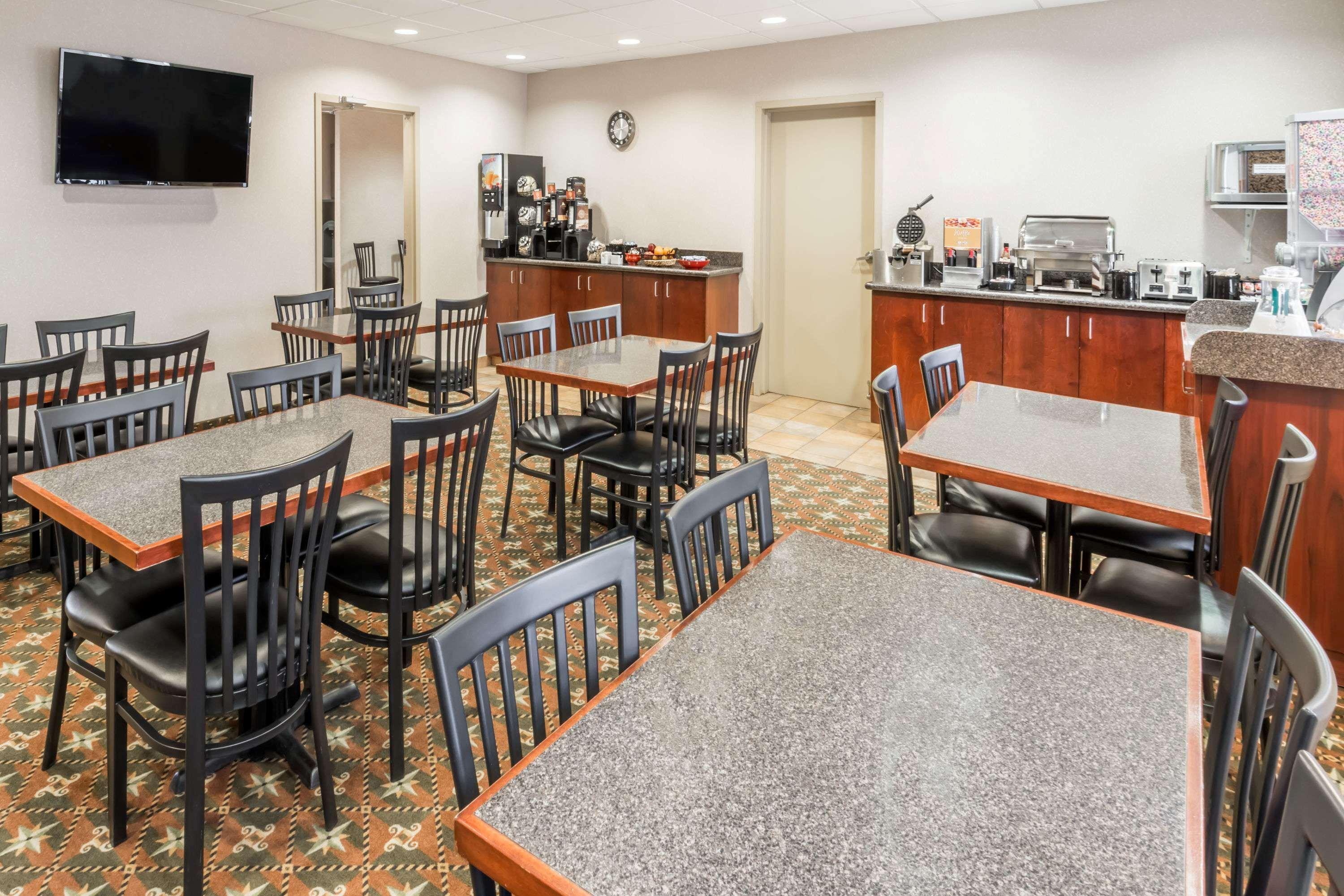 Super 8 By Wyndham Red Deer City Centre Extérieur photo