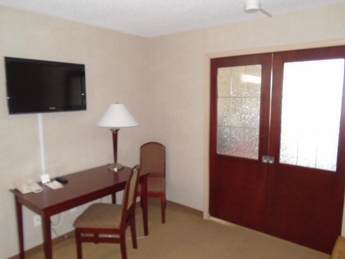 Super 8 By Wyndham Red Deer City Centre Extérieur photo